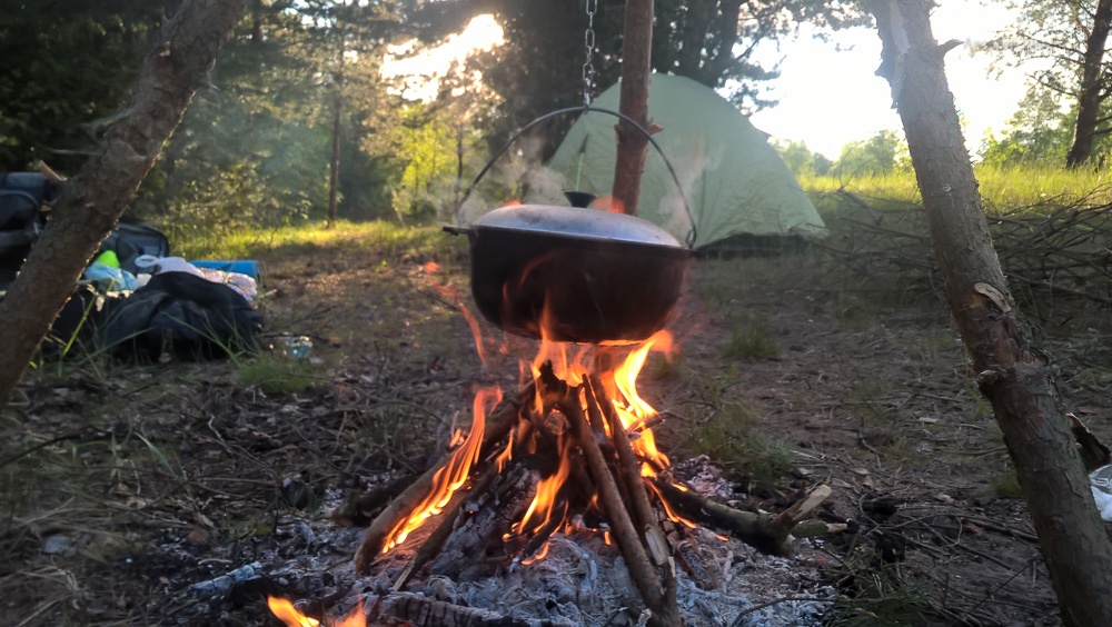 Разбили палатку и готовим ужин